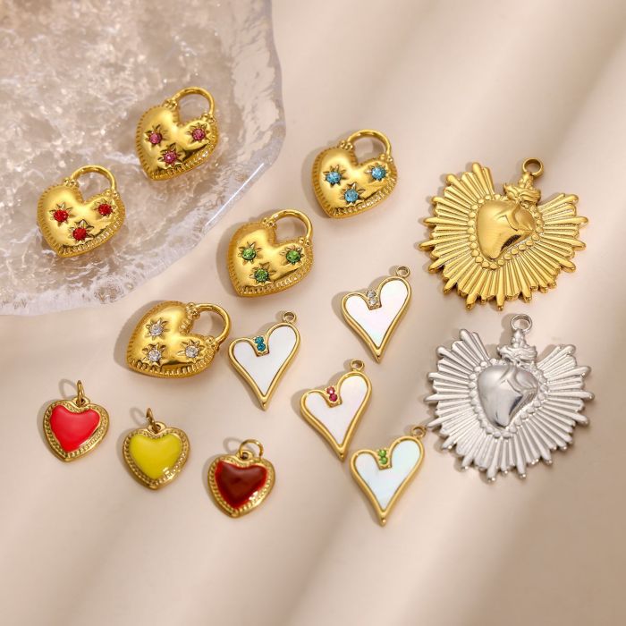 European and American Cross-Border Stainless Steel Retro Geometric Heart Pendant Necklace for Women Fashionable High-End Flower Heart Accessories