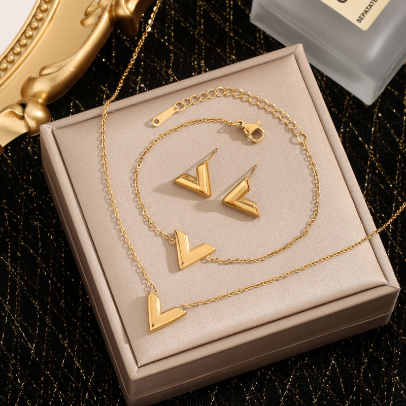Fashion New Simple Golden Ins Special Interest Light Luxury V-Shaped Female Big Brand Necklace Women's Summer Clavicle Chain Internet Celebrity Non-Fading