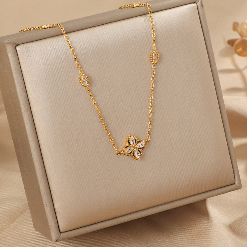 2025 New White Diamond Hollow Four-Leaf Clover Titanium Steel Necklace for Women Fashionable Elegant High-End Exquisite Collarbone Chain Set