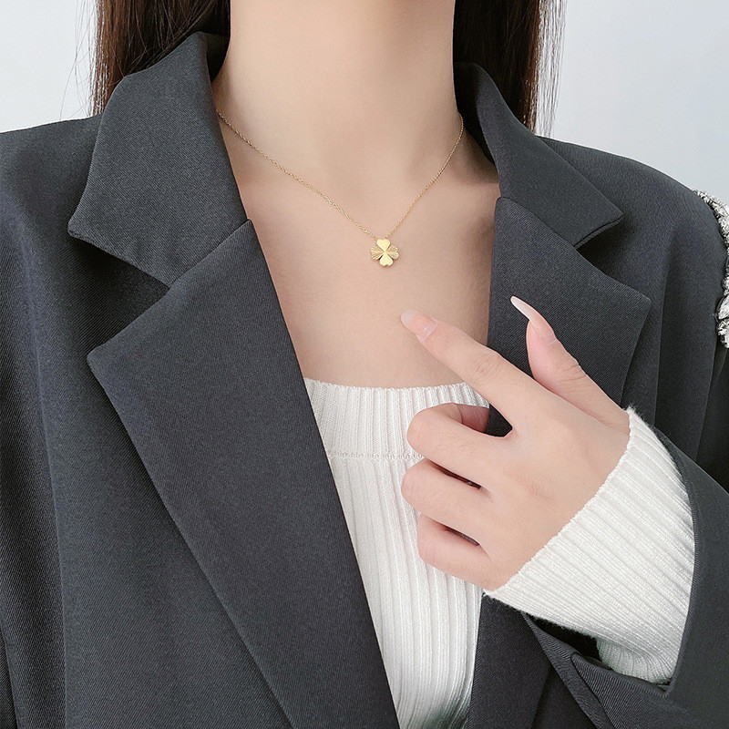 Four-leaf Clover Necklace 2024 New Hot-selling Women's Decorative 18k Gold Titanium Steel Clavicle Chain Women's High-end Accessories