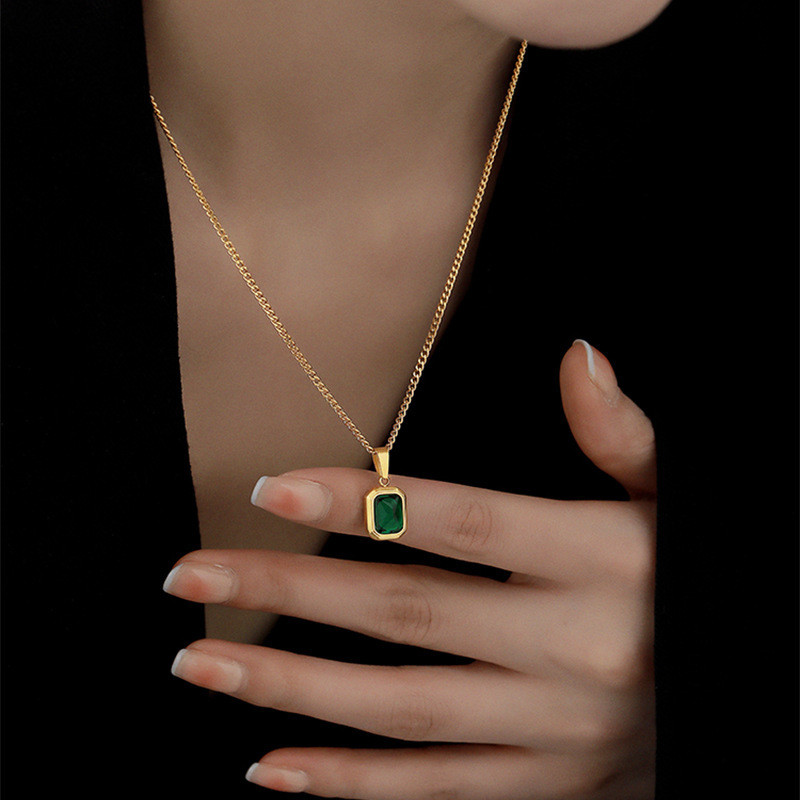 French Simplicity Emerald Pendant Necklace Female Summer Niche Design 18K Gold Light Luxury High-Grade Sense Clavicle Chain Jewelry