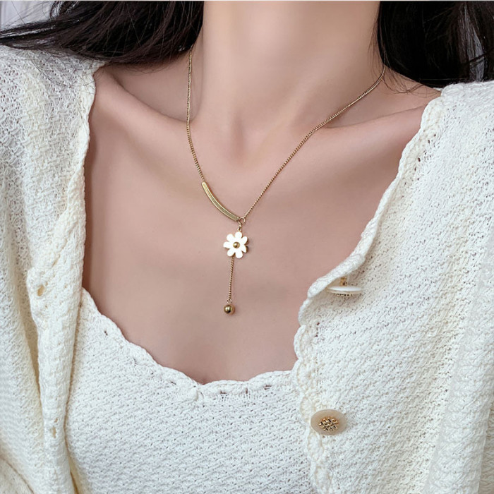 Small Daisy Necklace for Women, Titanium Steel, Non-Fading, Minimalist Style, Elegant Socialite Tassel, Exquisite Clavicle Chain, Student Best Friend Trend