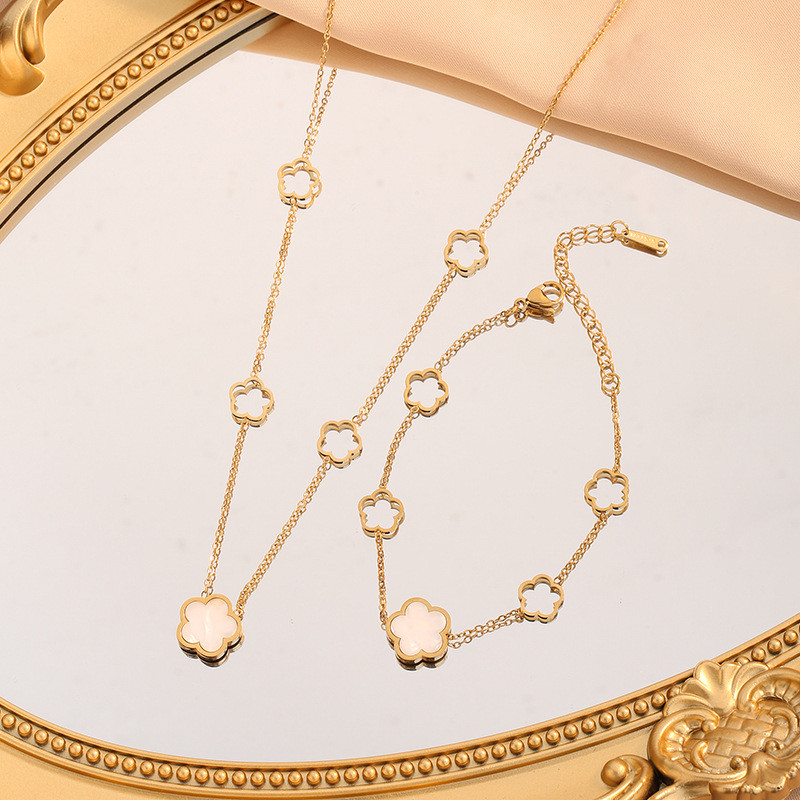 Fashionable Light Luxury White Shell Five-Leaf Flower Titanium Steel Necklace for Women Sweet Design New Versatile Trendy Black and White Collarbone Chain