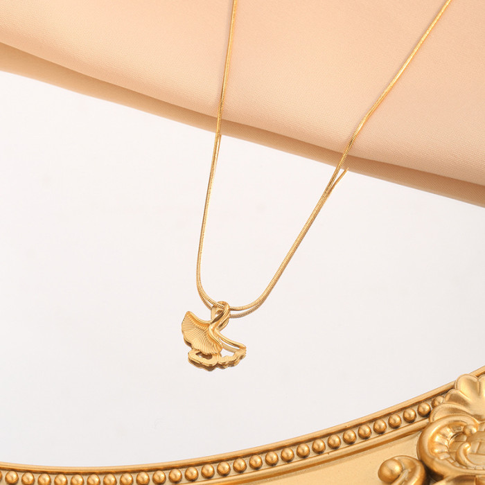 Three Lives Lucky Necklace 2024 New Women's Ginkgo Leaf Pendant Collarbone Chain 18K Gold Titanium Steel Non-Fading