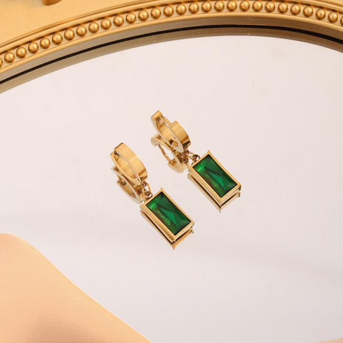 Hot-Selling Niche Elegant Design Snake Bone Chain Light Luxury Emerald Zircon Pendant Titanium Steel Necklace for Women