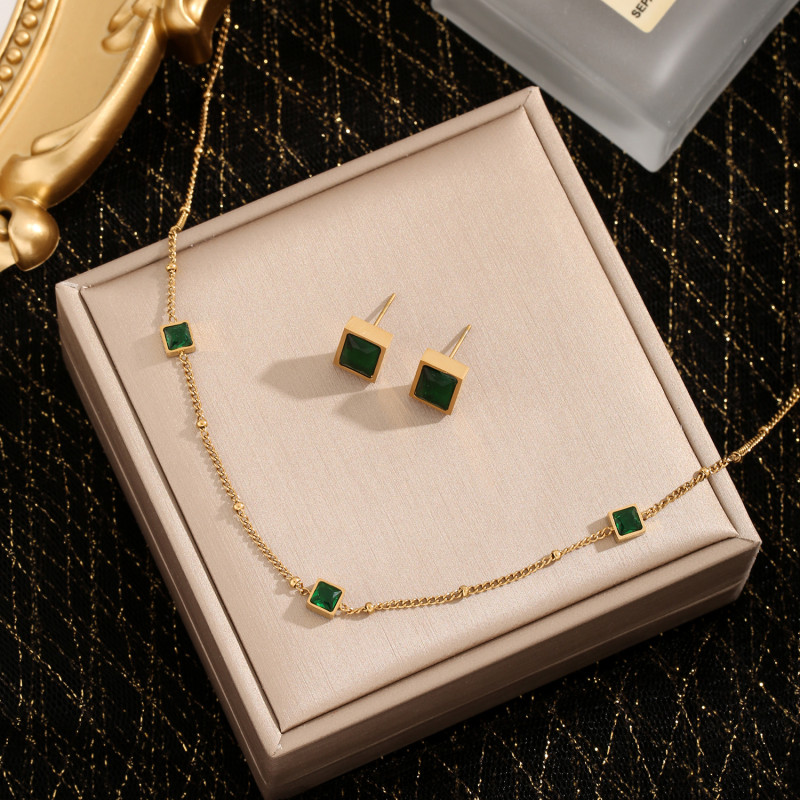 European and American Cross-Border French Elegant Zircon Necklace 2024 New Niche High-End Titanium Steel Women's Collarbone Chain Jewelry