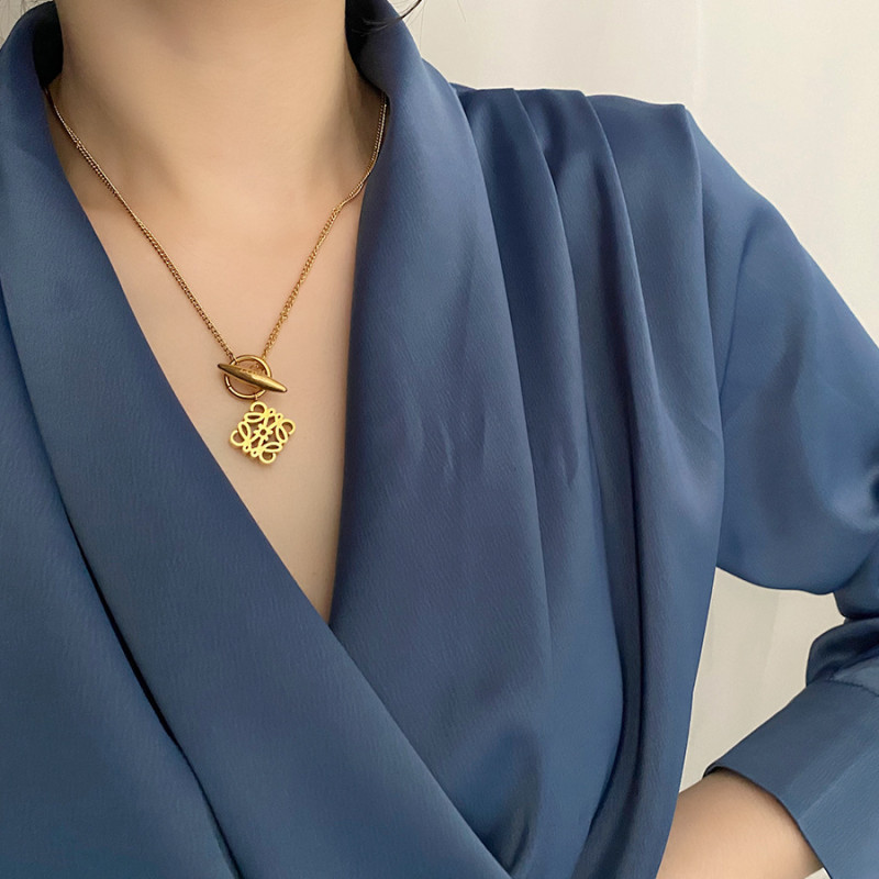 Cross-Border Hot Selling Titanium Steel Necklace for Women Mooncake Ruyi Knot Chinese Knot Hollow Pendant Jewelry Non-Fading Jewelry Wholesale