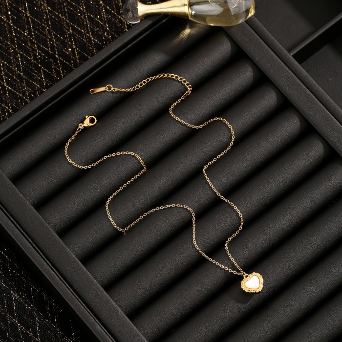 Elegant Niche Design INS Style Mother-of-Pearl Heart Pendant Necklace for Women Titanium Steel High-End Simple Versatile Collarbone Chain
