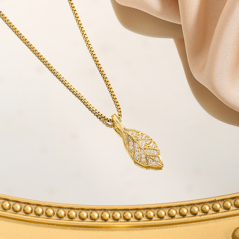 Golden Branch Jade Leaf Titanium Steel Necklace for Women, Light Luxury, Niche, High-end Feel, Internet Celebrity Hot Style, Commuting Women's Clavicle Chain, Leaf Trend