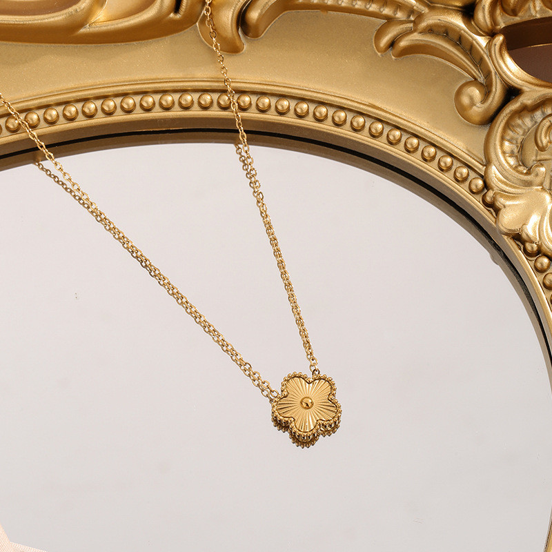 Stainless Steel Gold Fashion Trend Simple Versatile Titanium Steel Necklace for Women Vintage Party High-Quality Design Five-Leaf Flower
