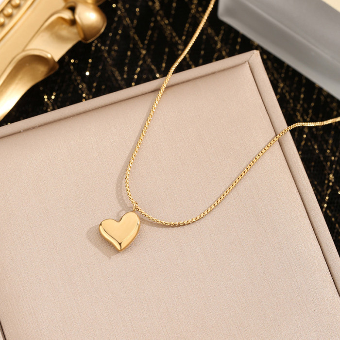 Niche Design 18K Gold-Plated Thin Chain Heart Necklace for Women Simple Versatile Heart Pendant Collarbone Chain Accessories