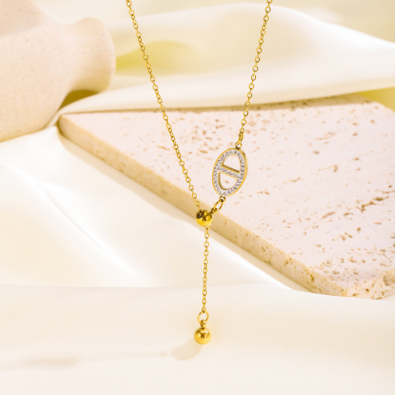 Japanese and Korean Light Luxury Pig Nose Pull Titanium Steel Necklace for Women, Niche Design, Elegant and Simple Collarbone Chain, High-End Neck Chain