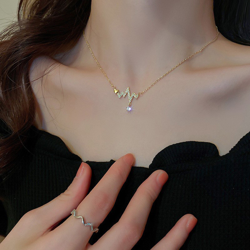 Light Luxury Niche Beating Heart Collarbone Chain 2024 New Ins Style Titanium Steel Necklace for Women Exquisite Micro Inlaid Choker