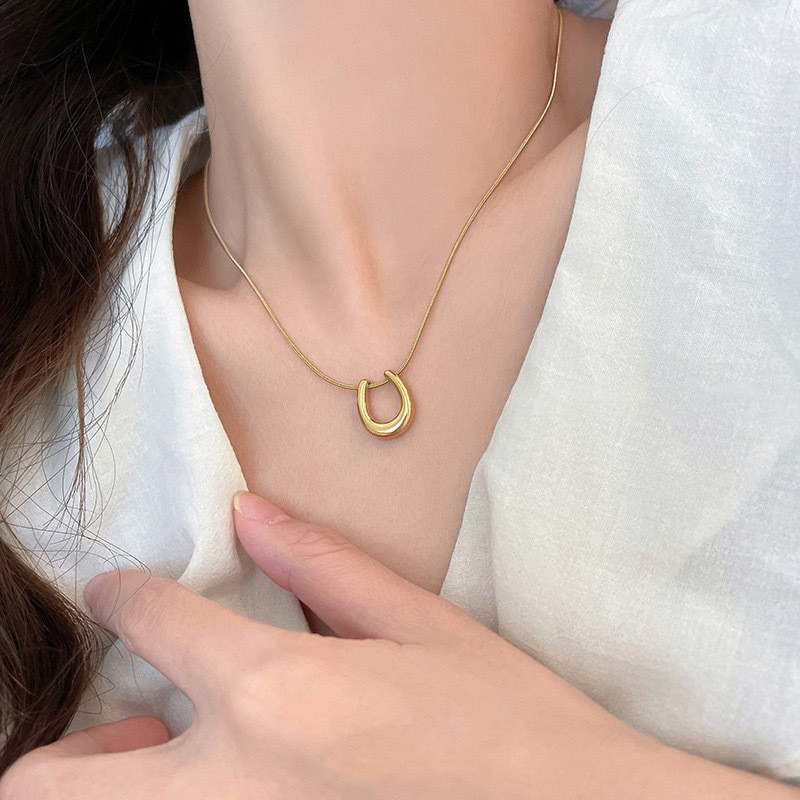 Titanium Steel U-Shaped Horseshoe Pendant Necklace New Light Luxury Niche Design Sense Ins Simple Versatile Collarbone Chain Accessory