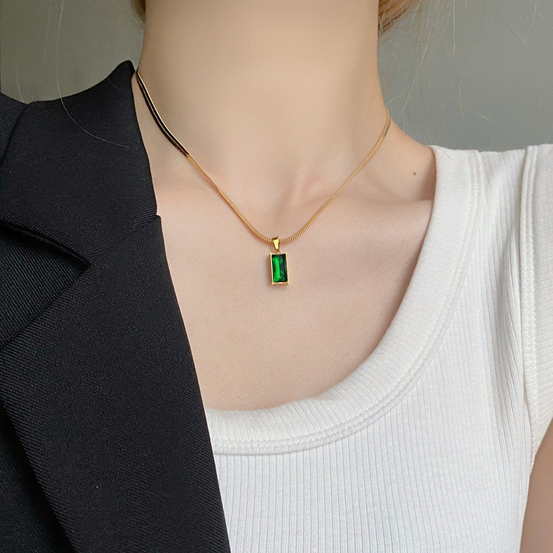 Cross-Border Hot-Selling Niche Elegant Design Snake Bone Chain Light Luxury Emerald Zircon Pendant Titanium Steel Necklace for Women
