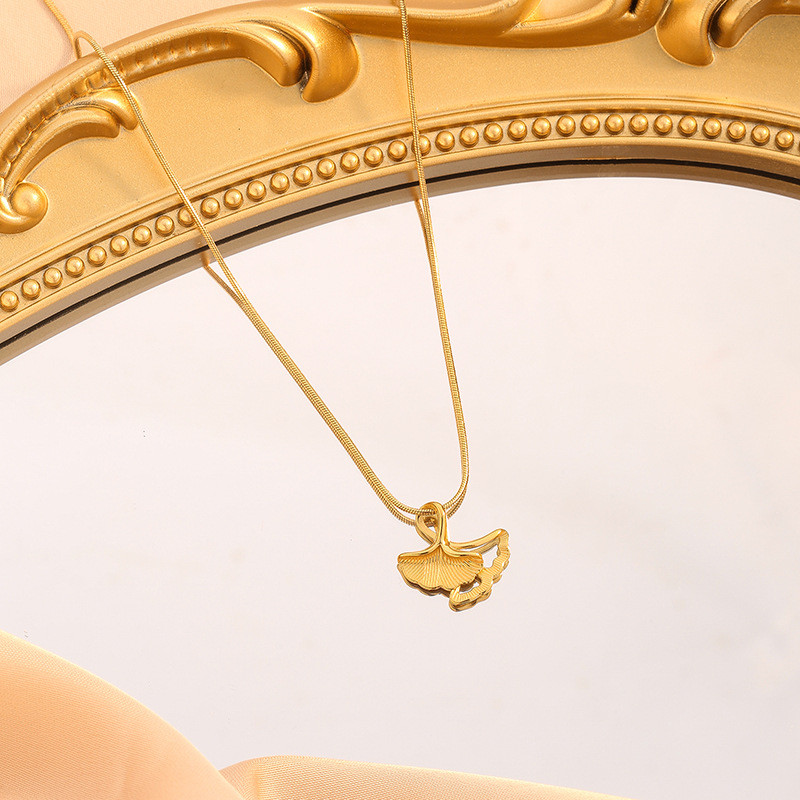 Three Lives Lucky Necklace 2024 New Women's Ginkgo Leaf Pendant Collarbone Chain 18k Gold Titanium Steel Non-Fading