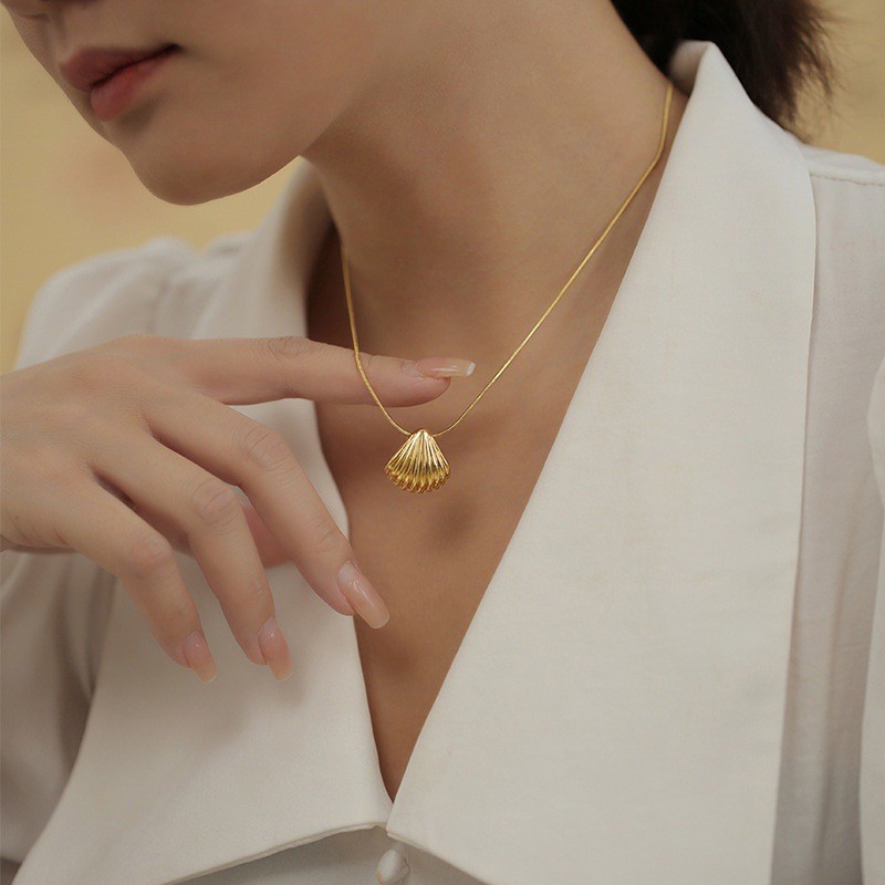 Golden Shell Necklace Light Luxury Niche Non-Fading Collarbone Chain for Women High-End Elegant Versatile 2024 New Accessories