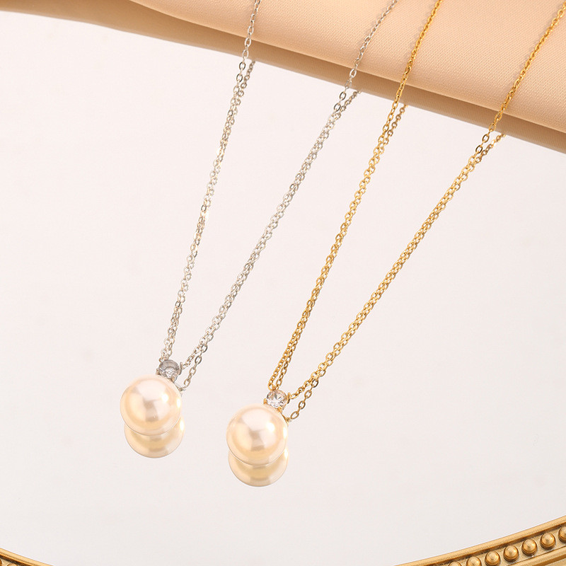 Vintage Small Light Bulb Necklace for Women, Perfect Round Strong Light, Bull Head Four-Claw Pearl, Elegant Versatile Light Luxury 2024 New Model