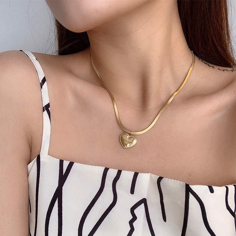 European and American Love Heart Necklace for Women, Collarbone Chain, Titanium Steel Simple Pendant, Internet Celebrity Ins Style, Versatile Snake Chain Necklace