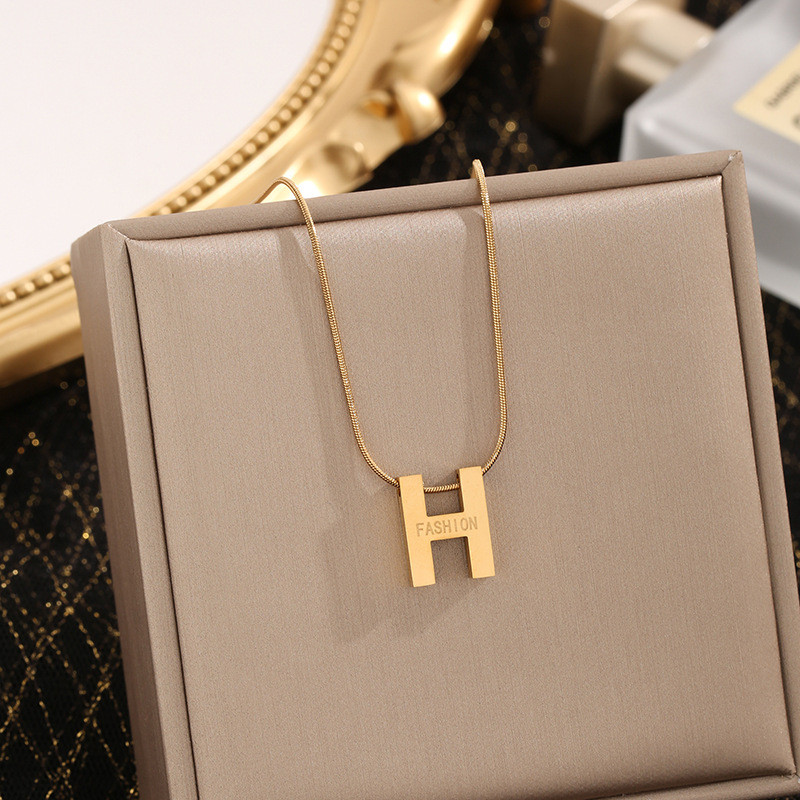 Fashion Letter H Necklace for Women, Light Luxury Design Titanium Steel Snake Bone Choker, Elegant Internet Celebrity Versatile Simple Collarbone Chain