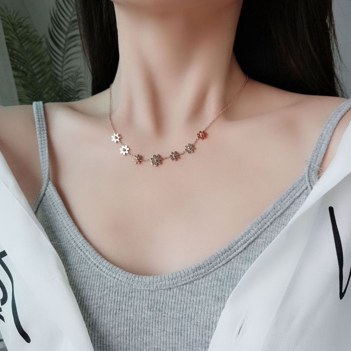Korean Version Niche Design Chanel Style Titanium Steel Necklace for Women 18K Gold Plated Small Flower Daisy Bracele...