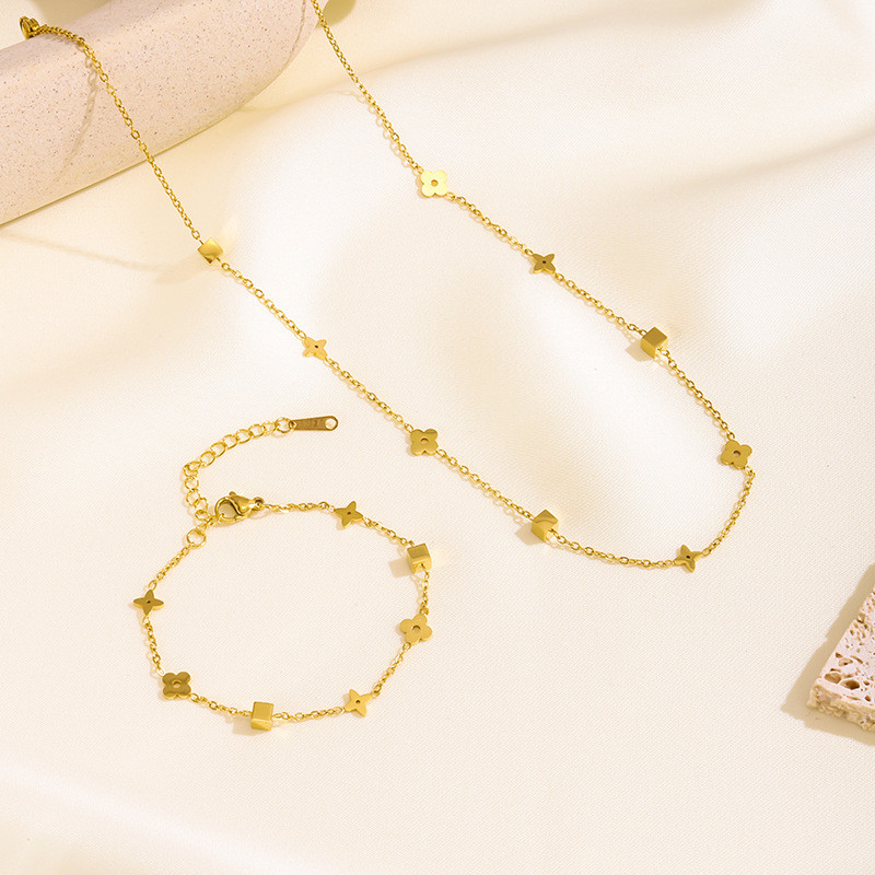 High-Grade Light Luxury Geometric Small Square Flower Titanium Steel Necklace for Girls Fashion Trending Clover Collarbone Necklace Set