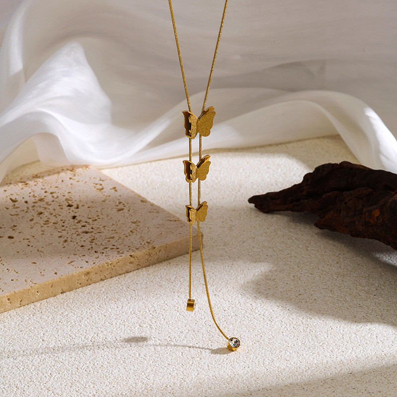European and American Light Luxury Three Butterfly Titanium Steel Matte Snake Bone Chain 2025 New Women's 18K Gold Plated Embossed Three Butterfly Necklace