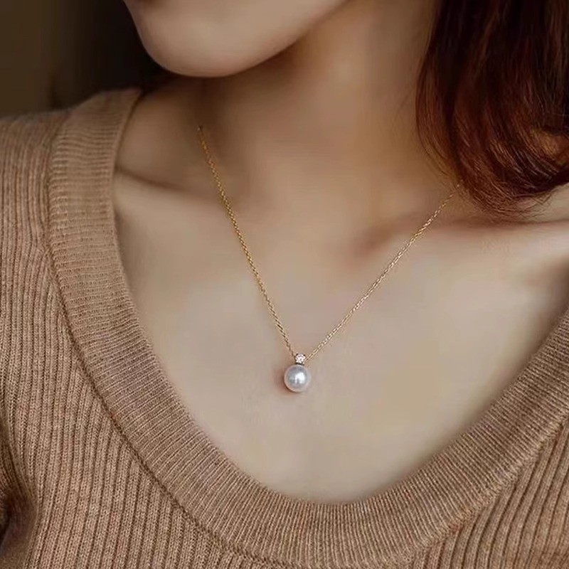 Vintage Small Light Bulb Necklace for Women, Perfect Round Strong Light, Bull Head Four-Claw Pearl, Elegant Versatile Light Luxury 2024 New Model