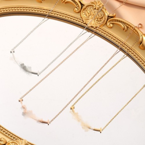 Light Luxury Niche Smile Face Necklace for Women, Collarbone Chain, High-End Exquisite Titanium Steel, Non-Fading, Wholesale from Manufacturer