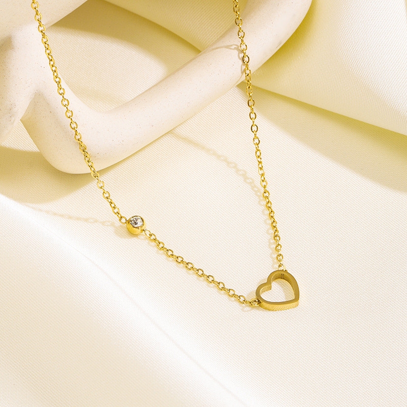 European and American Simple Style Hollow Heart Necklace Stainless Steel Heart Collarbone Chain for Women Titanium Steel Peach Heart Pendant Wholesale