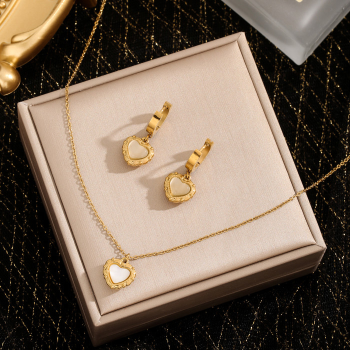 Elegant Niche Design INS Style Mother-of-Pearl Heart Pendant Necklace for Women Titanium Steel High-End Simple Versatile Collarbone Chain