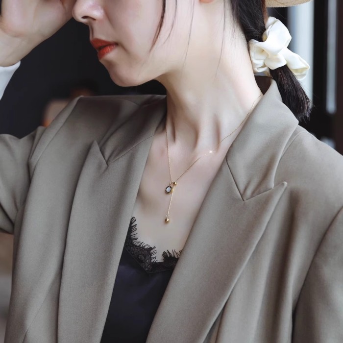 French Style High-End Roman Black and White Double-Sided Necklace for Women 2024 New Pull-Out Clavicle Chain Light Lu...