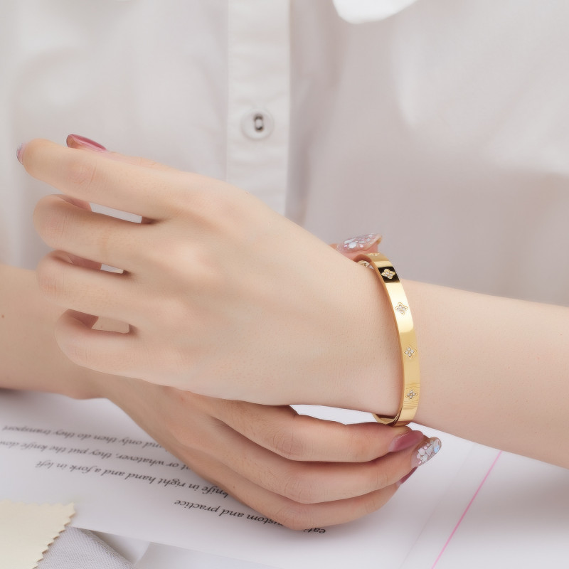 Cross-Border Foreign Trade Hot Item INS Fashion Women's Diamond-Encrusted Four-Leaf Clover Titanium Steel Bracelet Non-Fading Light Luxury Buckle Bracelet Trendy