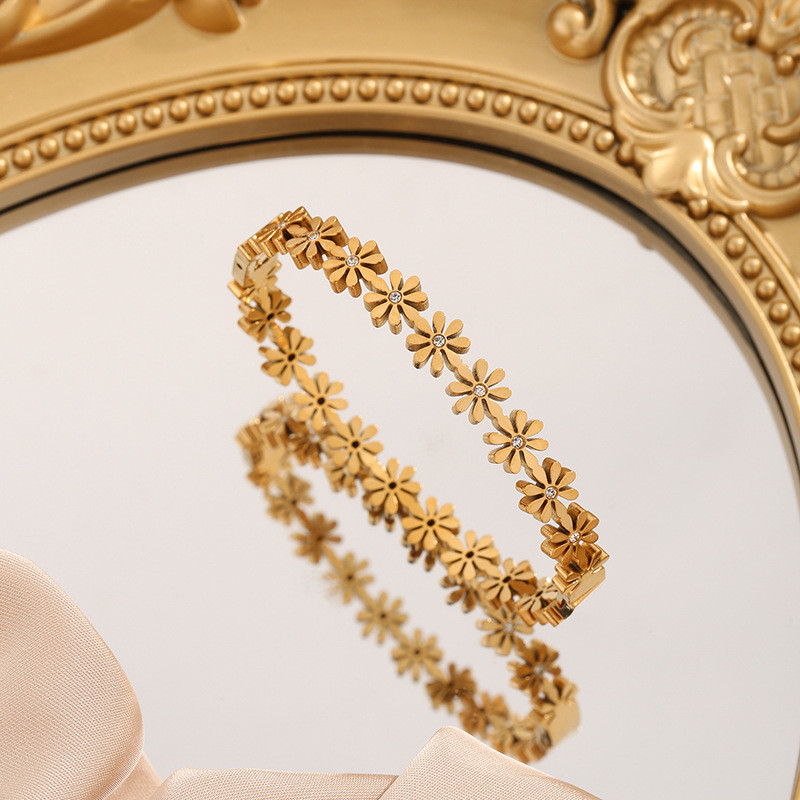 Floral Daisy Titanium Steel Bracelet for Women Summer Niche Design Sense Light Luxury Stainless Steel Jewelry High-end Temperament Simple