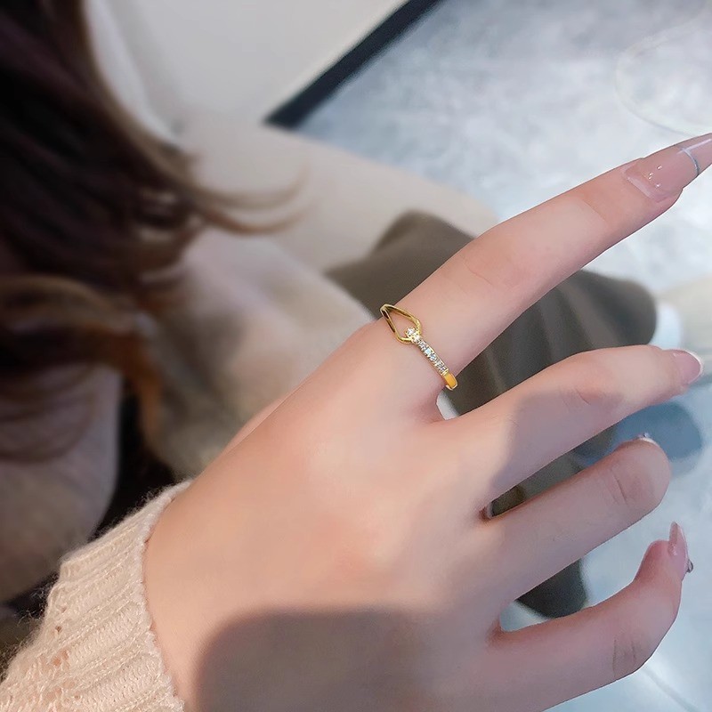 Water Drop Rhinestone Index Finger Ring for Women, Niche Design, Fashionable Titanium Steel, 18k Gold, Unique High-end Feel, Non-fading Ring