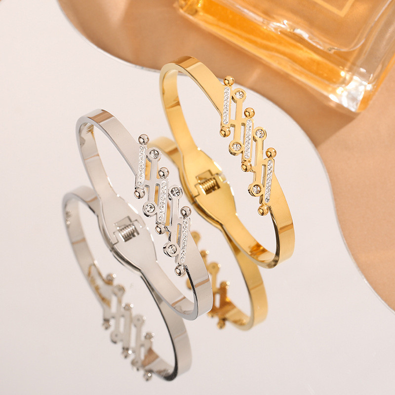 European and American New Vertical Inlaid Diamond Titanium Steel Bracelet for Women with Shell Inlay Round Plate Stainless Steel Jewelry Fashion Versatile Bracelet Trend