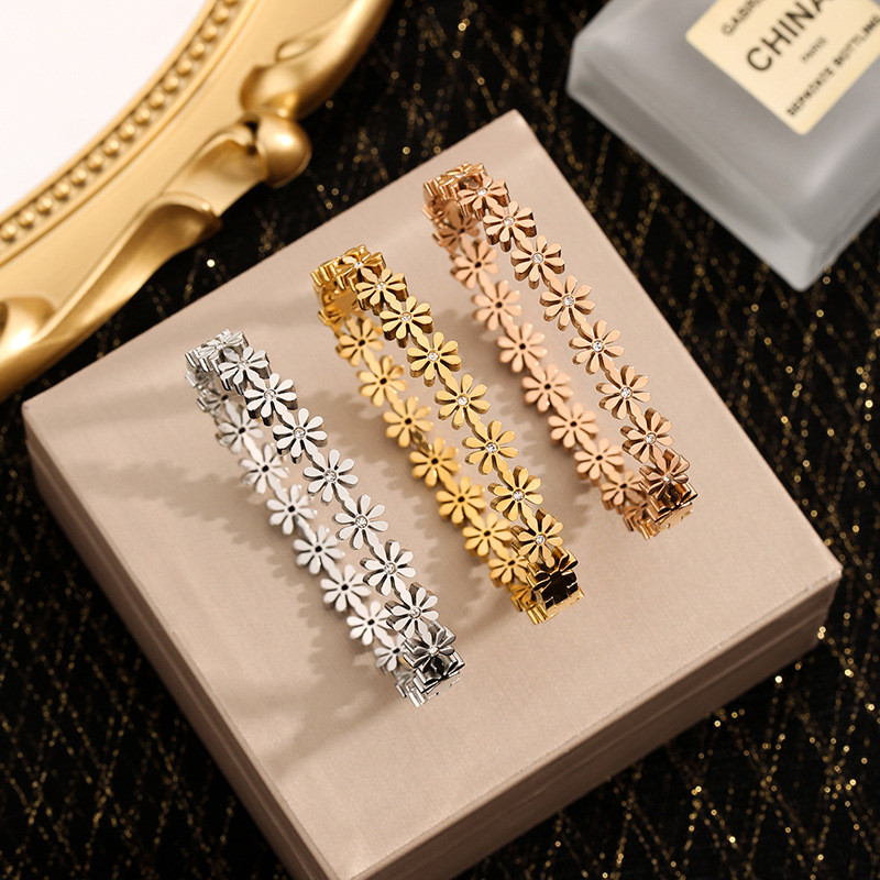 Floral Daisy Titanium Steel Bracelet for Women Summer Niche Design Sense Light Luxury Stainless Steel Jewelry High-end Temperament Simple