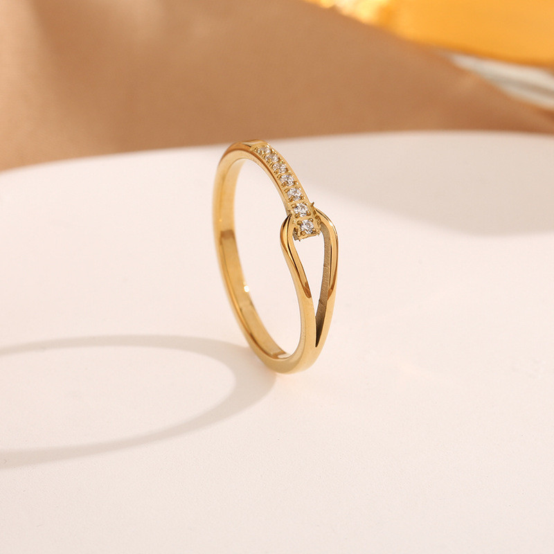 Water Drop Rhinestone Index Finger Ring for Women, Niche Design, Fashionable Titanium Steel, 18k Gold, Unique High-end Feel, Non-fading Ring