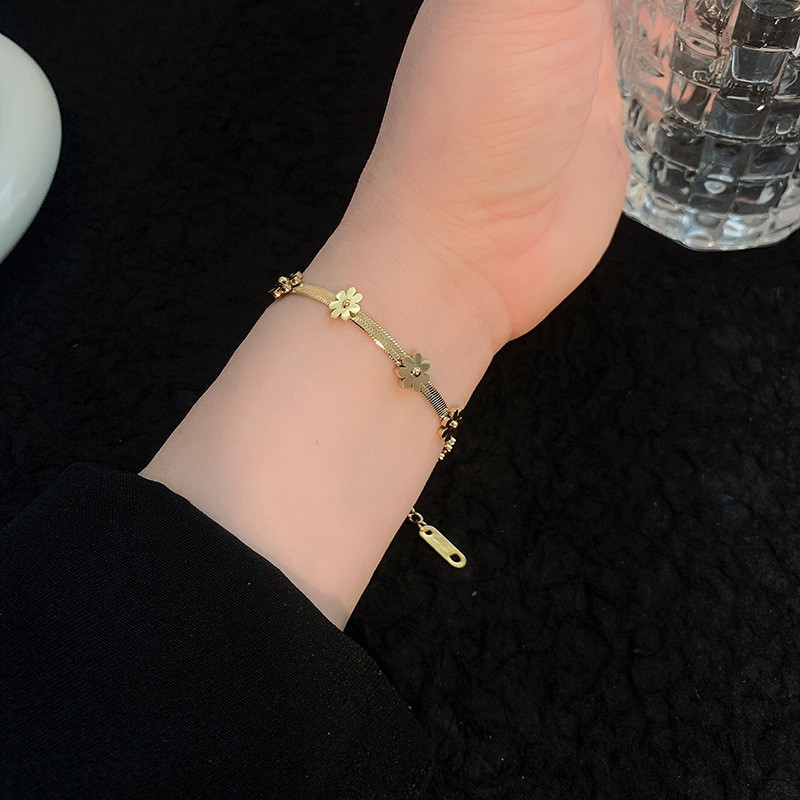Cross-Border Non-Fading Full Titanium Steel Hand Jewelry Street Style Personality Hip-Hop Five Small Daisy Blade Chain Bracelet for Women Wholesale