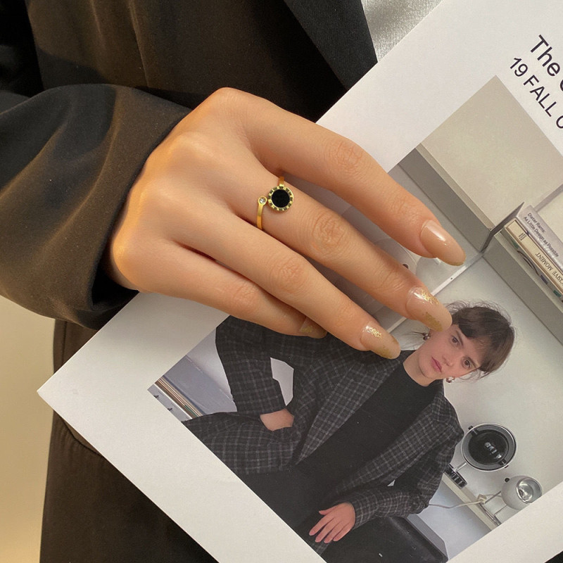 Japanese and Korean Simple Inlaid Black Round Personality Ring for Women, Premium Titanium Steel Fashion Design Sense, Light Luxury Versatile Ring