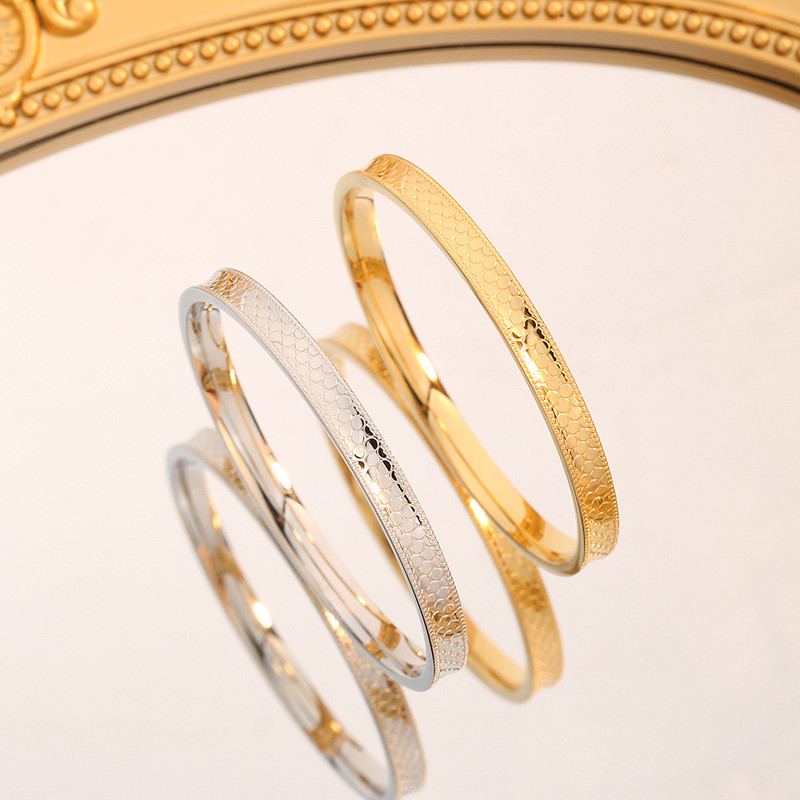 Traditional Dragon Scale Pattern Bracelet Sparkling Design Titanium Steel 18K Gold Non-Fading Simple Closed Bracelet