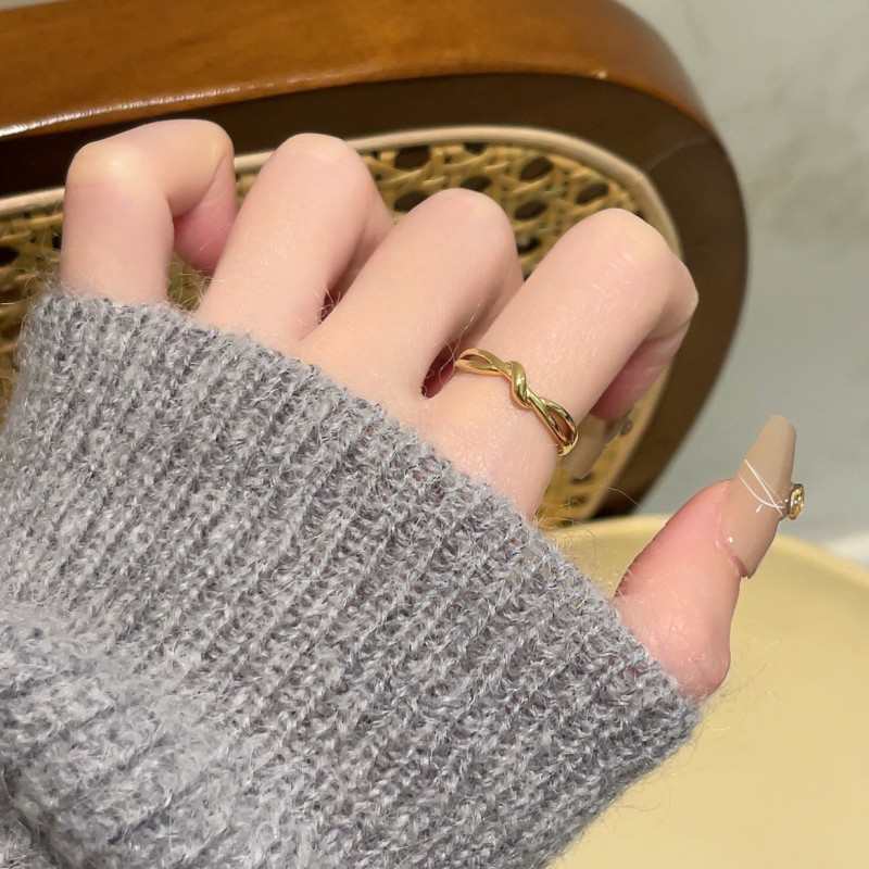 Fashion Twisted Ring for Women Mobius Strip Titanium Steel Simple Endless Love Knot Versatile Ring