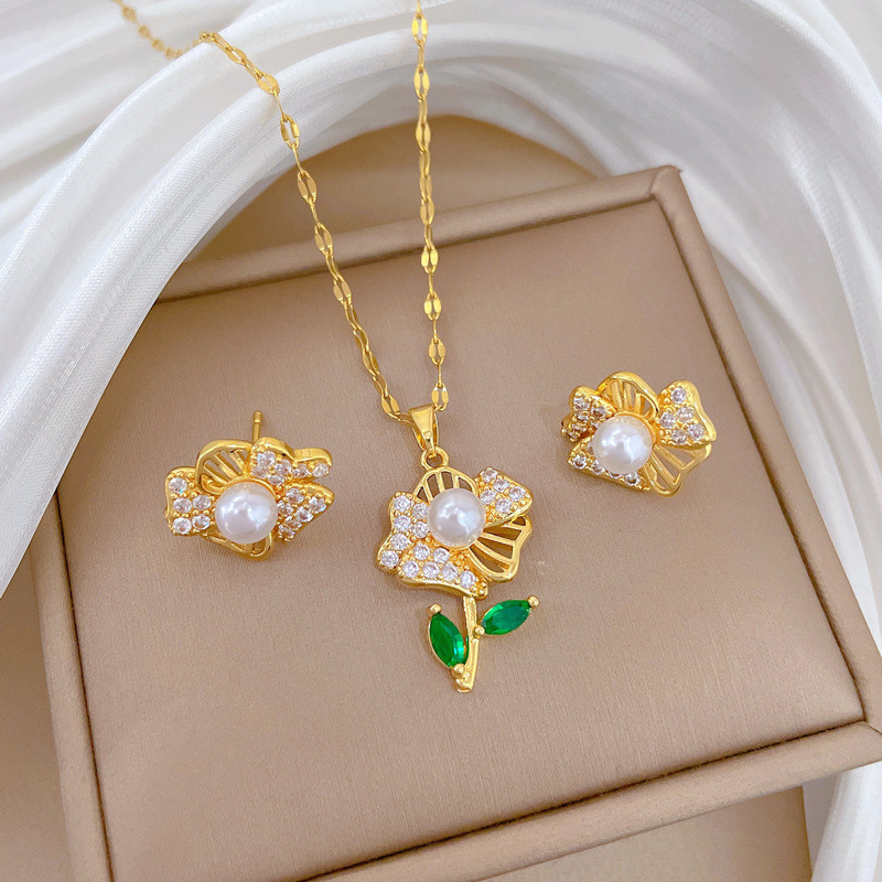 [Titanium Steel] Hollow Green Leaf Flower Set Light Luxury Elegant Gorgeous Full Diamond Necklace for Women Versatile Collarbone Titanium Steel Chain