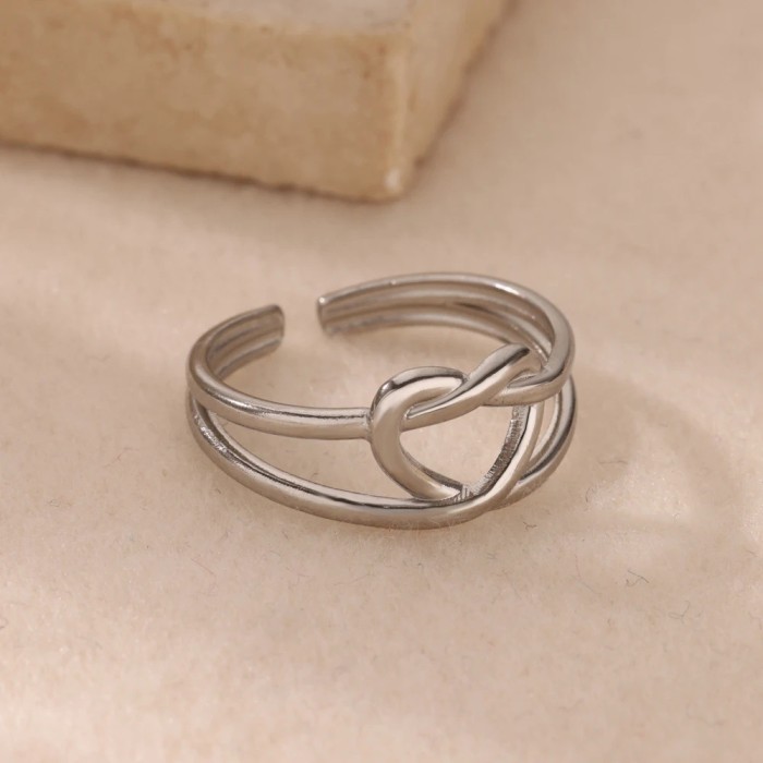Hot-Selling Fashion Light Luxury High-End Electroplated Stainless Steel Heart-Shaped Smooth Ring for Women Niche Simp...