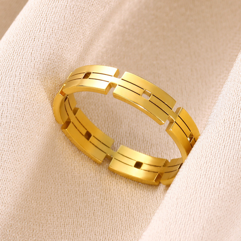 European and American INS Fashion Light Luxury Temperament Ring Jewelry Stainless Steel 18K Plated Hollow Rectangular Geometric Chain Ring