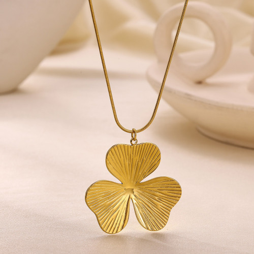 European and American New Large Flower Leaf Titanium Steel Jewelry Pendant for Women Stainless Steel Exaggerated Flower Necklace Manufacturer Wholesale