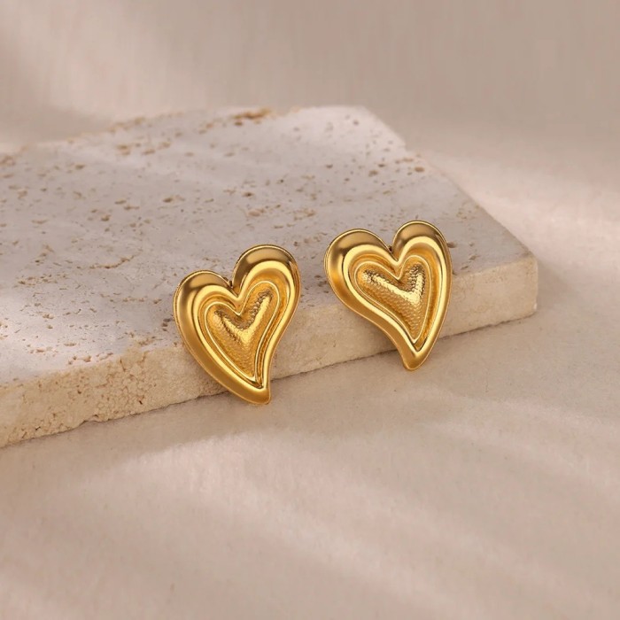 Cross-Border Simple New Stainless Steel Gold-Plated Heart-Shaped Earrings for Women High-End Fashion Heart Stud Earrings High-End Wholesale