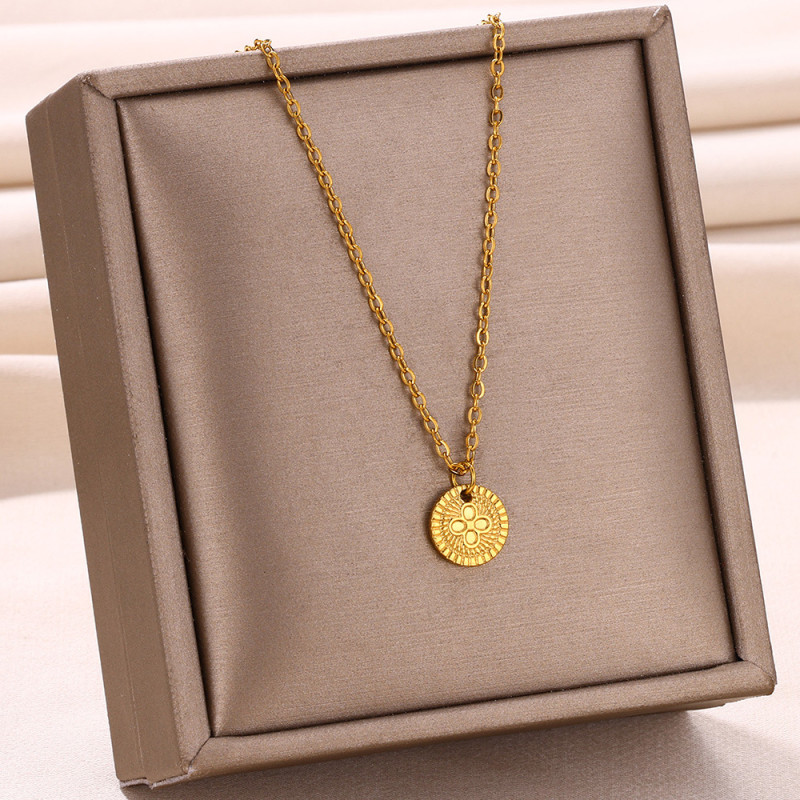 Cross-Border New Stainless Steel Pendant Necklace for Women Heart-Shaped Rose Pendant Clavicle Chain 18K Plated Versatile Necklace