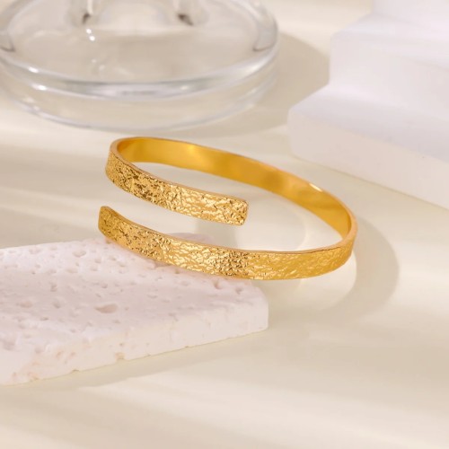 Minimalist Fashion Women's Stainless Steel 18K Gold Plated Open Bracelet Hammered Texture Hand Jewelry Titanium Steel Accessories