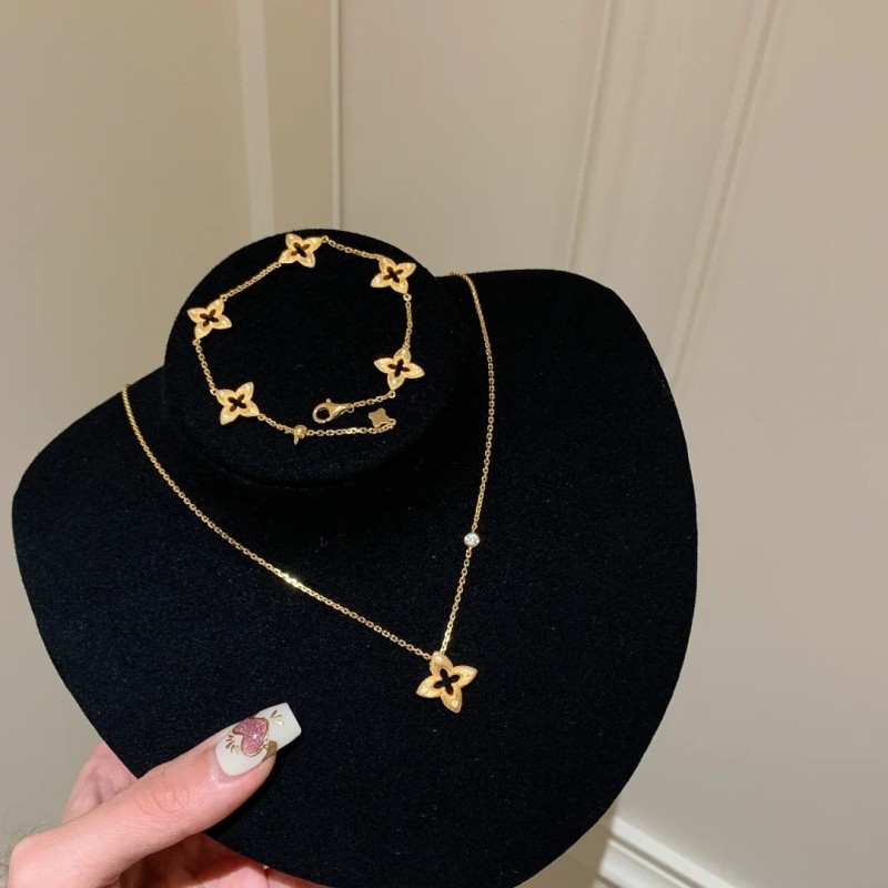 Vintage Style Antique Gold Brushed Hollow Four-Leaf Clover Earrings Retro High-End Light Luxury Inlaid Diamond Flower Necklace